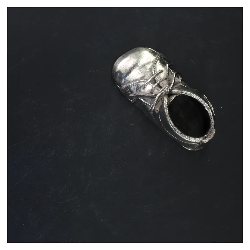 Dekorativ sølv skulptur af børnesko (str. 20 )