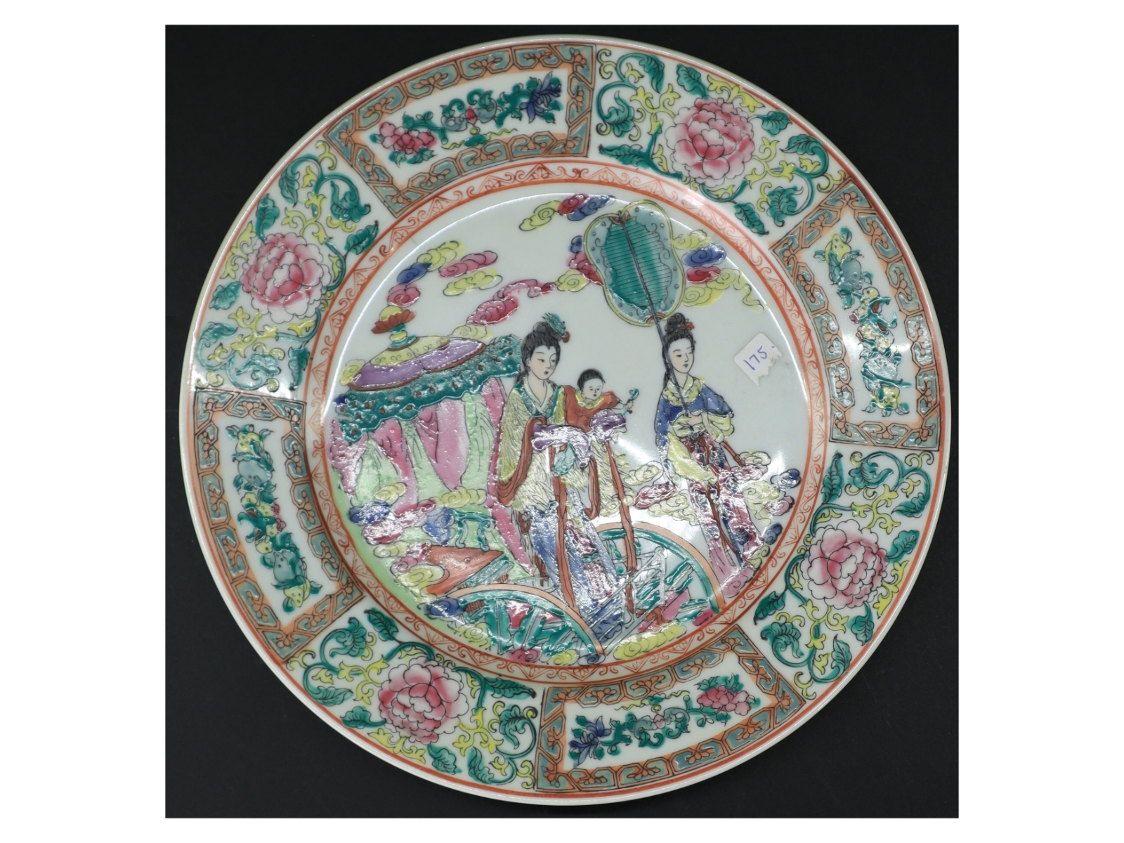 Kinesisk porcelænstallerken med dekorativt mønster (str. 26 cm)