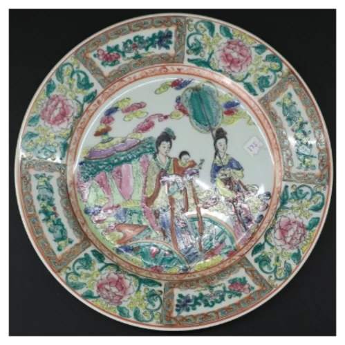 Kinesisk porcelænstallerken med dekorativt mønster (str. 26 cm)