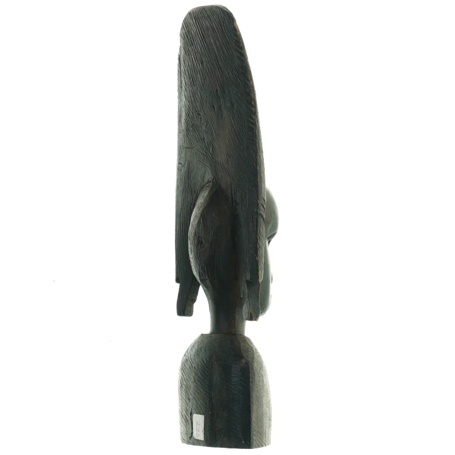 Træskulptur af figur (str. 25 x 8 cm)