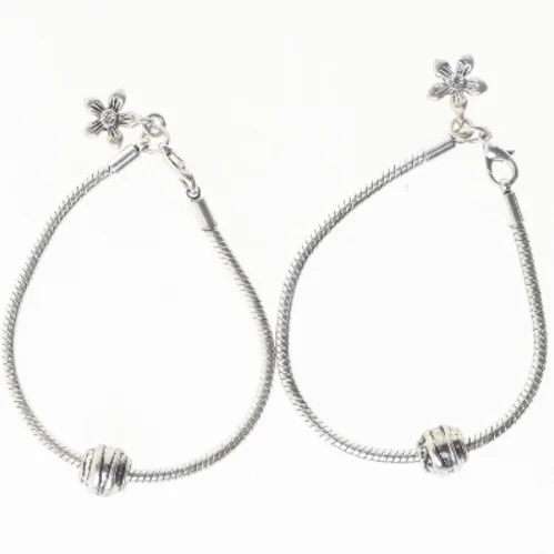 To armbånd med blomstervedhæng (str. 2 stk 17,5 cm)