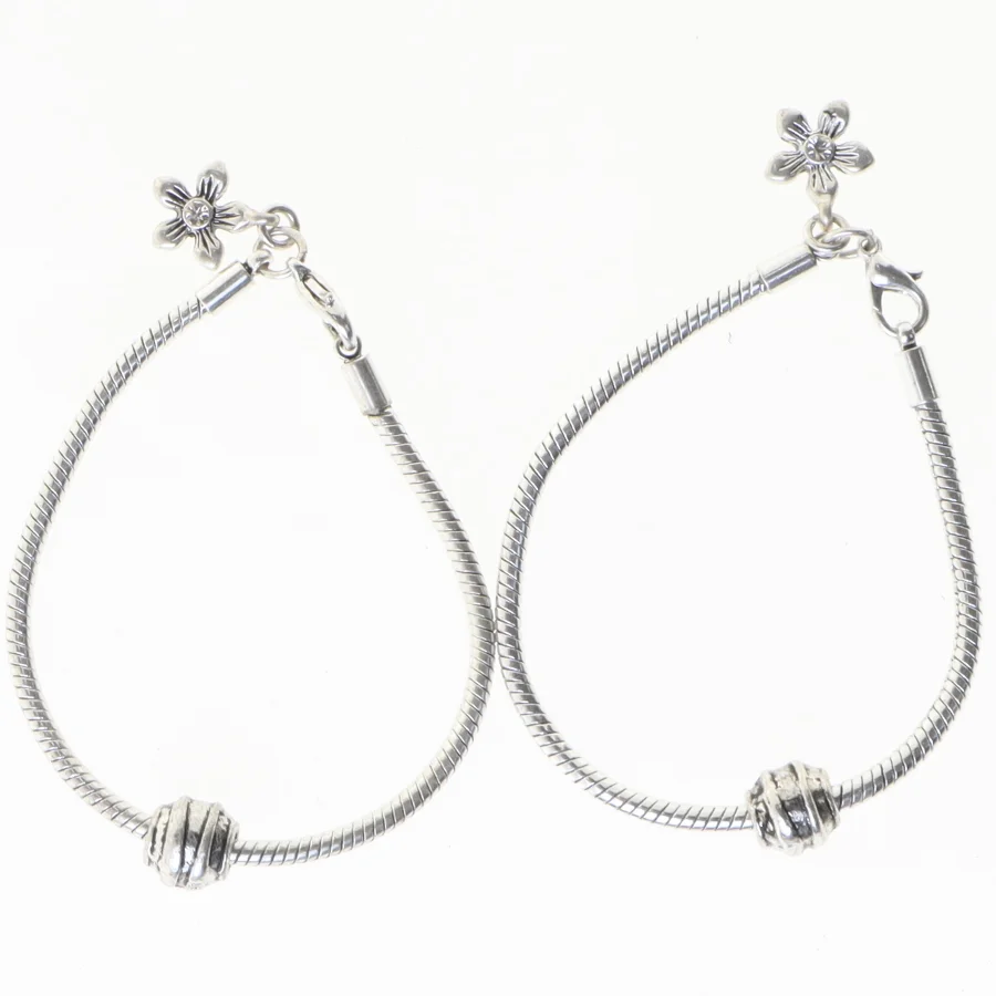 To armbånd med blomstervedhæng (str. 2 stk 17,5 cm)