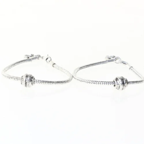 To armbånd med blomstervedhæng (str. 2 stk 17,5 cm)