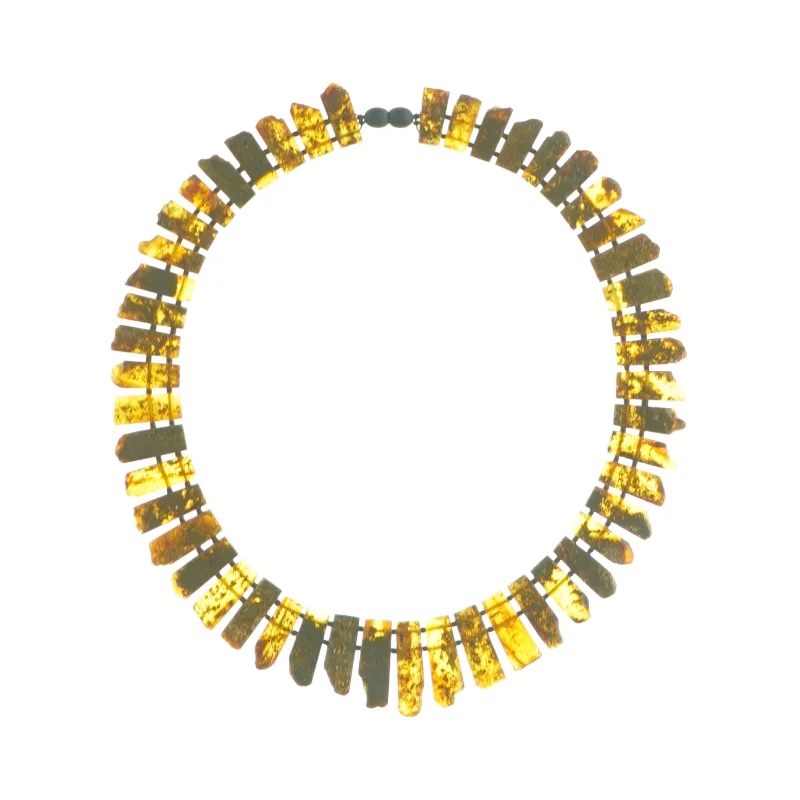 Halskæde med ravfarvede sten