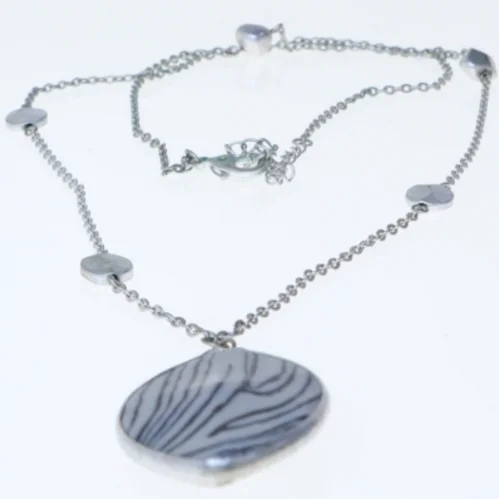 Halskæde med vedhæng (str. 84 cm)