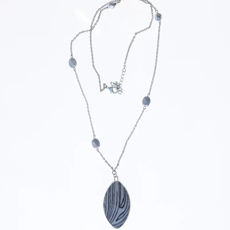 Halskæde med vedhæng (str. 84 cm)