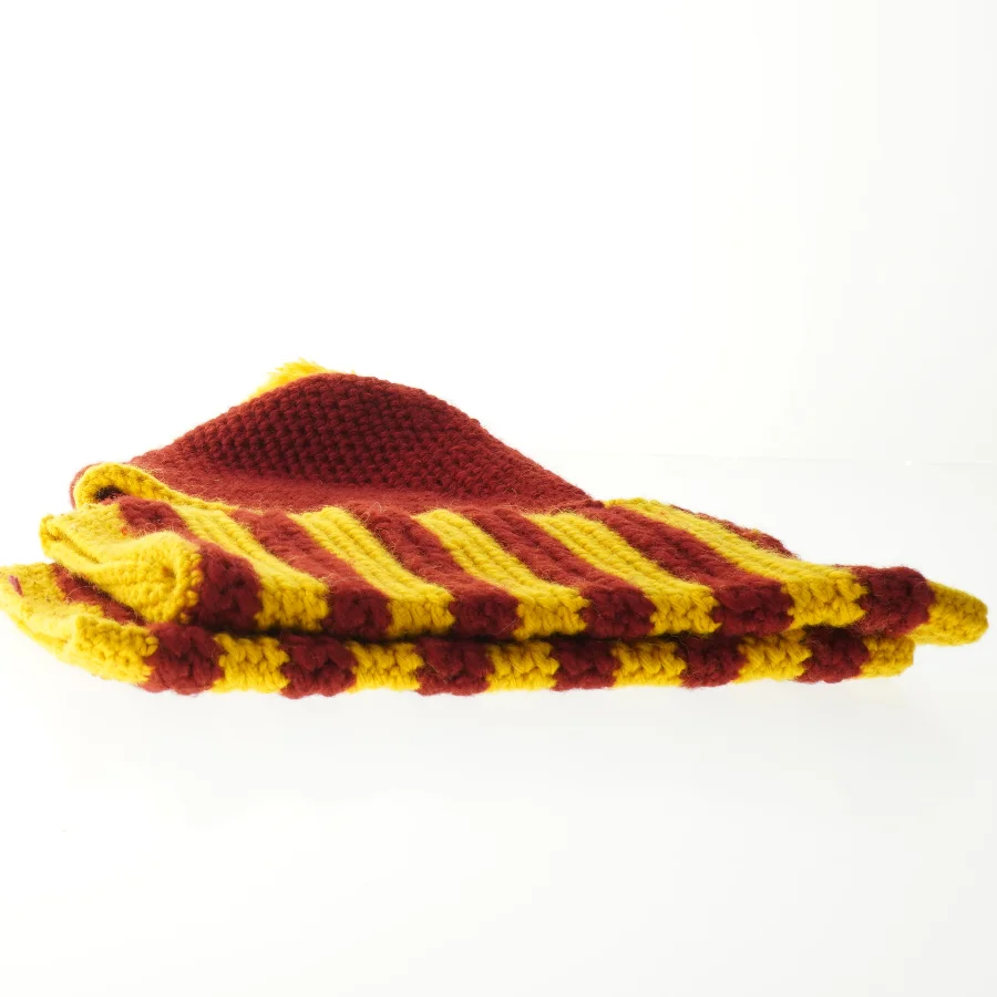 Strikket hue og benvarmere i Griffendor farver (Harry Potter) (str. 15 x 31 cm. og. 26. x 27 cm)