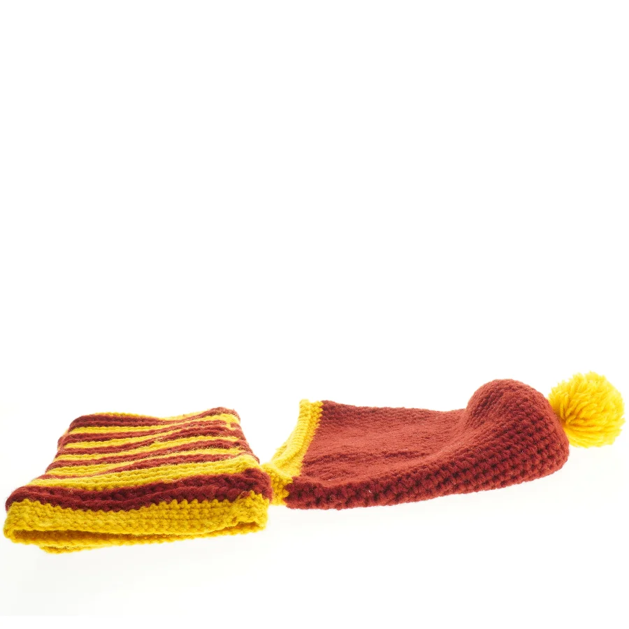 Strikket hue og benvarmere i Griffendor farver (Harry Potter) (str. 15 x 31 cm. og. 26. x 27 cm)