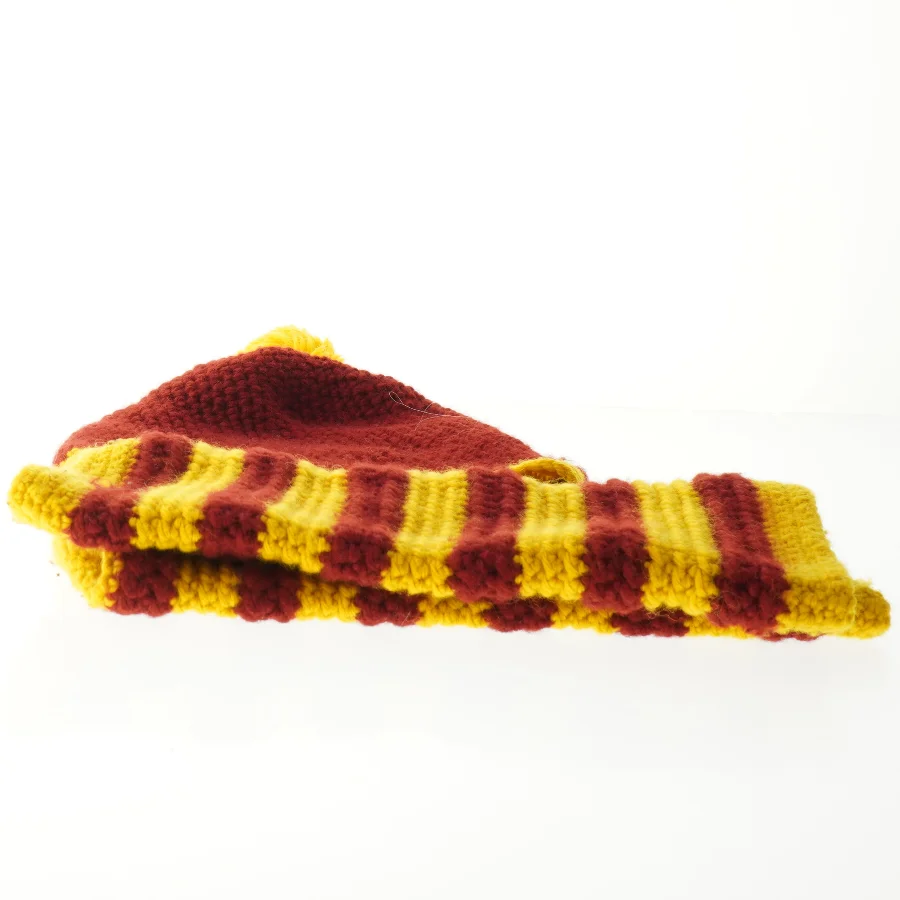 Strikket hue og benvarmere i Griffendor farver (Harry Potter) (str. 15 x 31 cm. og. 26. x 27 cm)