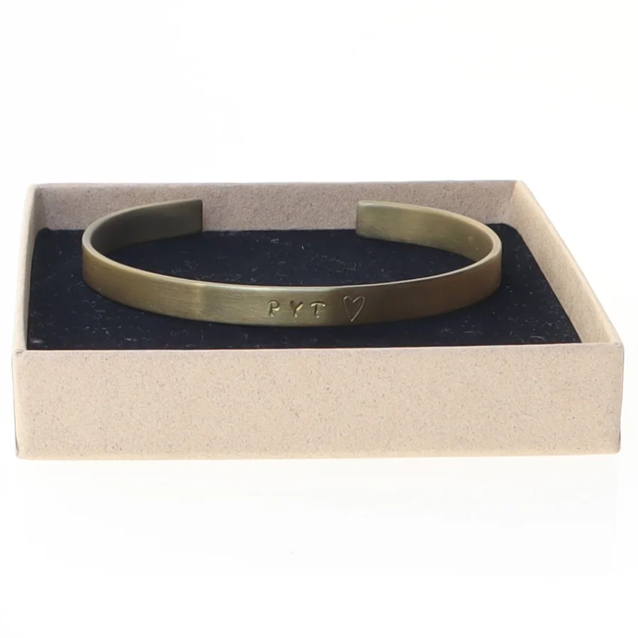 Nygaard PYT armbånd - Messingarmbånd med indgravering fra Nygaard Smykker (str. 6,5 x 5 x 0,5 cm)