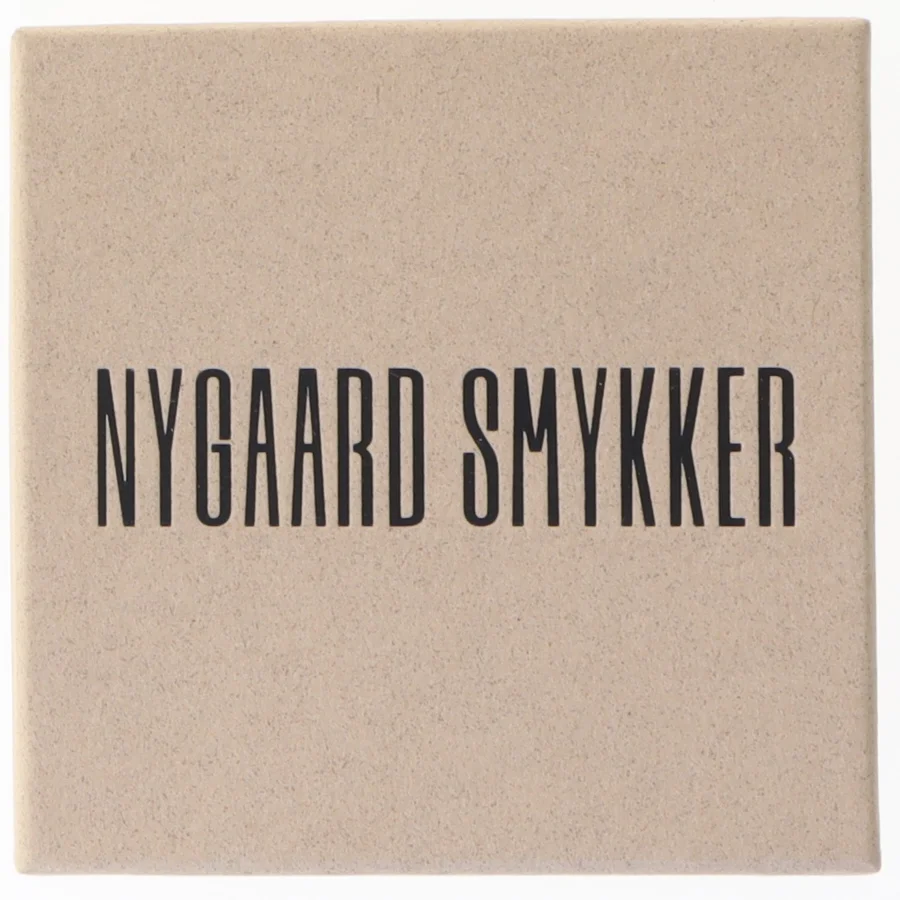 Nygaard PYT armbånd - Messingarmbånd med indgravering fra Nygaard Smykker (str. 6,5 x 5 x 0,5 cm)