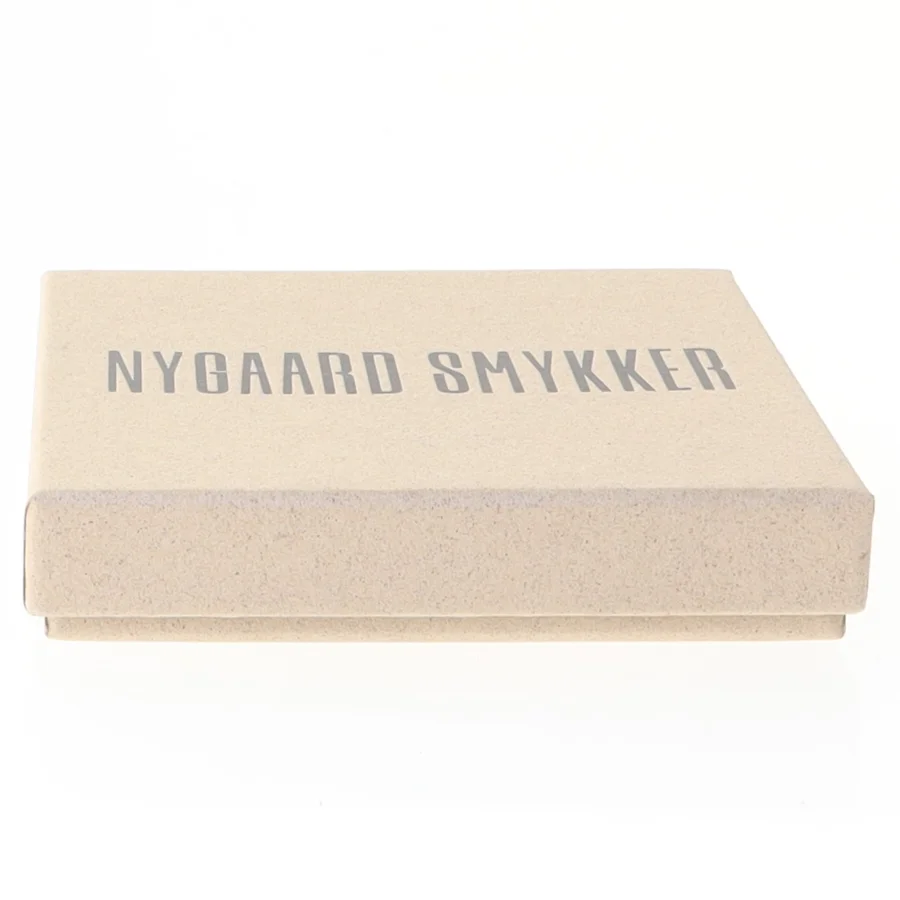 Nygaard PYT armbånd - Messingarmbånd med indgravering fra Nygaard Smykker (str. 6,5 x 5 x 0,5 cm)