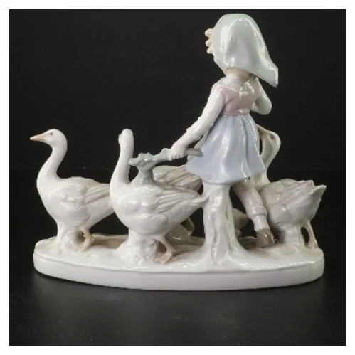 Porcelænsfigur af pige med ænder (str. 22x20 cm)