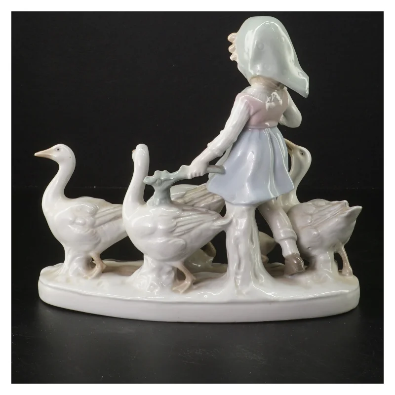 Porcelænsfigur af pige med ænder (str. 22x20 cm)