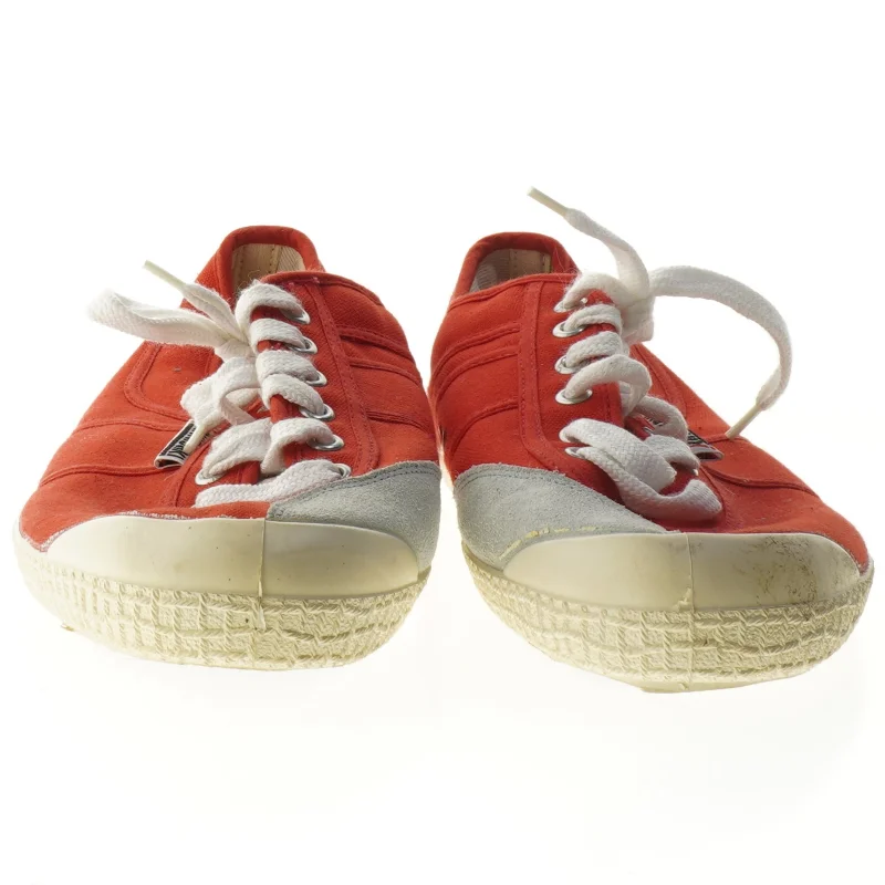 Brugte røde lærredssko fra Kawasaki (str. 47 )