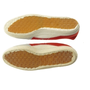 Brugte røde lærredssko fra Kawasaki (str. 47 )