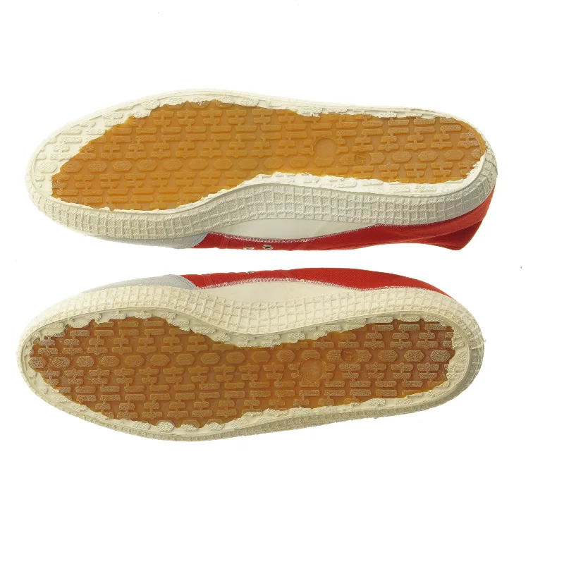 Brugte røde lærredssko fra Kawasaki (str. 47 )