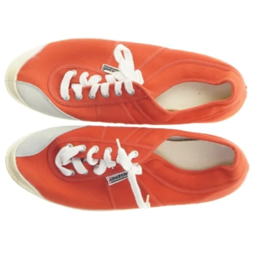 Brugte røde lærredssko fra Kawasaki (str. 47 )