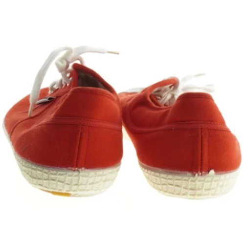 Brugte røde lærredssko fra Kawasaki (str. 47 )