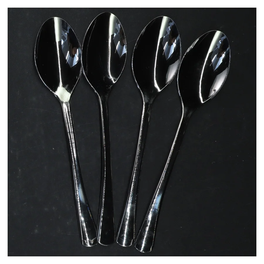 4 Sølvfarvede plastikskeer (str. 4 styk. 19 cm)