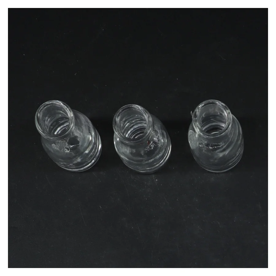 Tre små glasflasker (str. 10 cm)