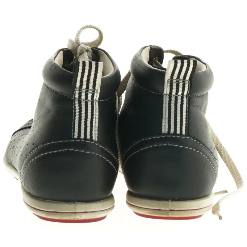 ECCO Sorte sko med hvide snørebånd og rød sål fra Ecco (str. 39 )