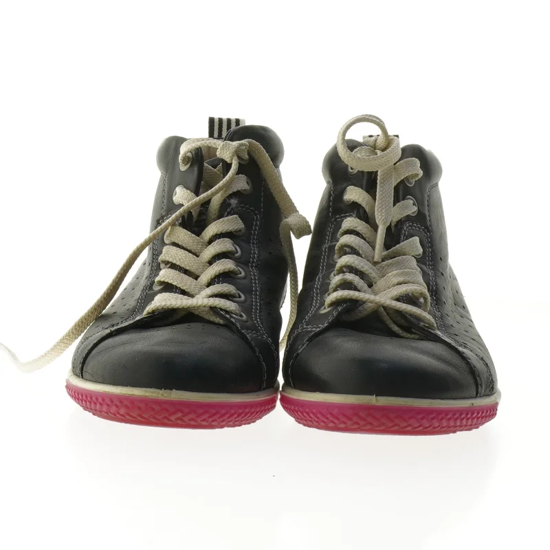 ECCO Sorte sko med hvide snørebånd og rød sål fra Ecco (str. 39 )