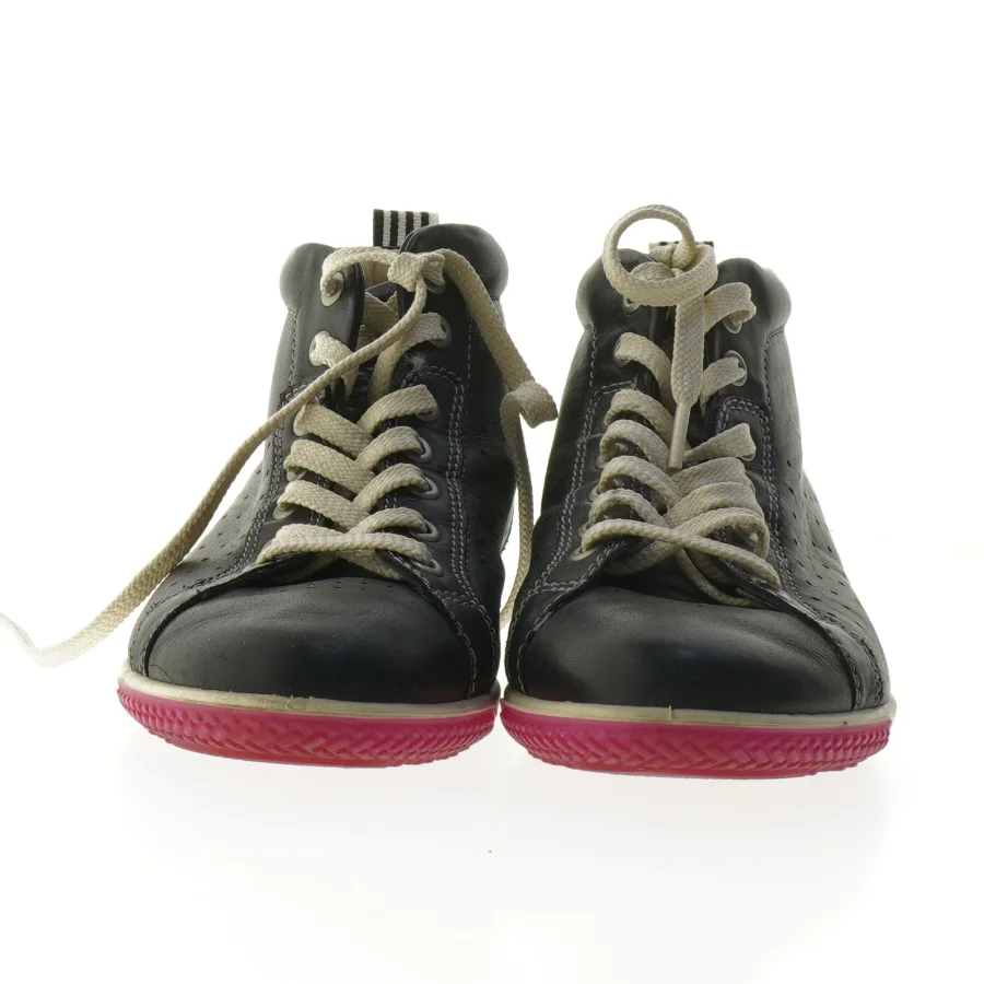 ECCO Sorte sko med hvide snørebånd og rød sål fra Ecco (str. 39 )