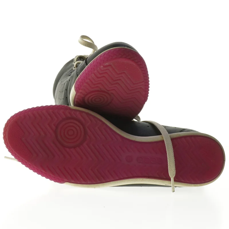 ECCO Sorte sko med hvide snørebånd og rød sål fra Ecco (str. 39 )