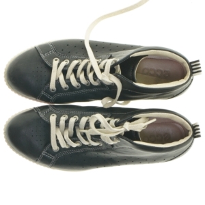 ECCO Sorte sko med hvide snørebånd og rød sål fra Ecco (str. 39 )