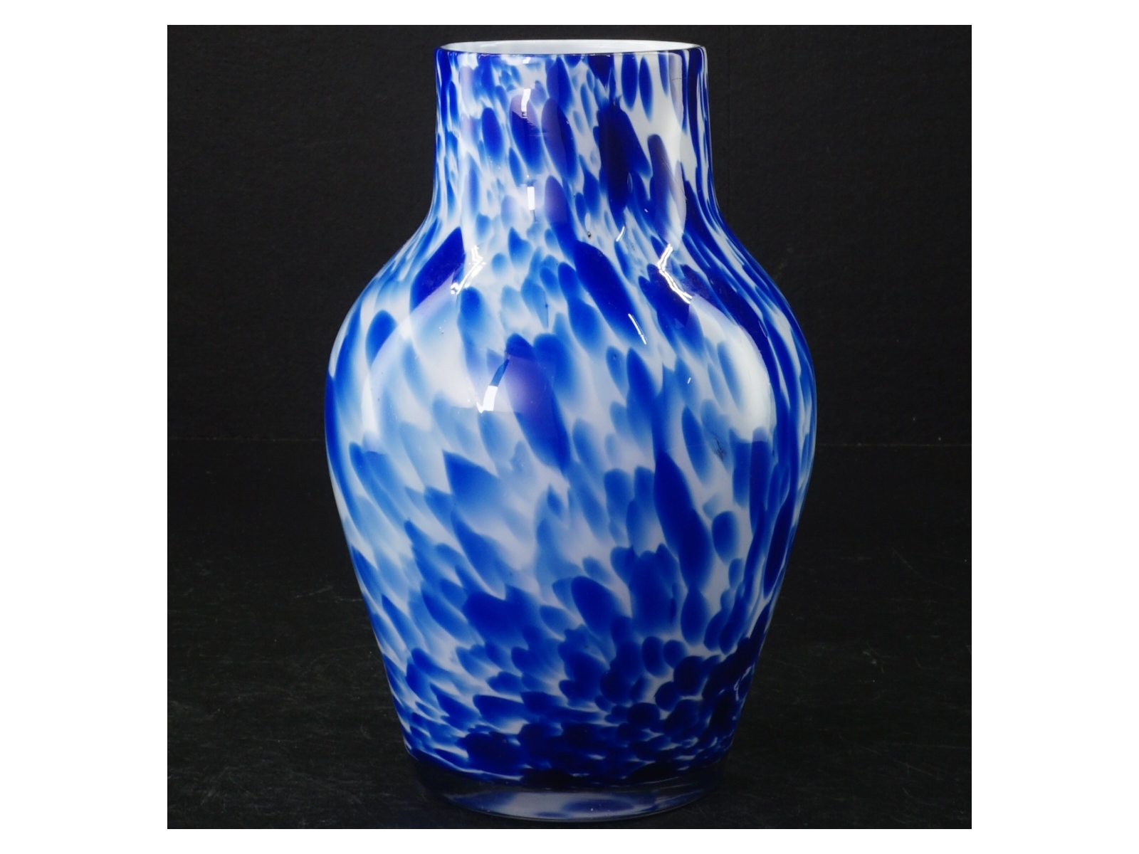 Blåt glaskunstvase (str. 17 cm)