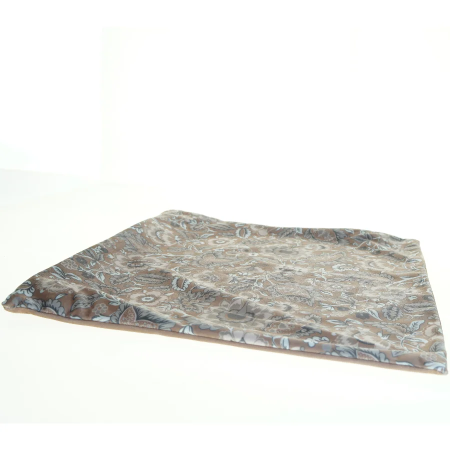 Pudebetræk med blomsterprint (str. 45 x 43 cm)