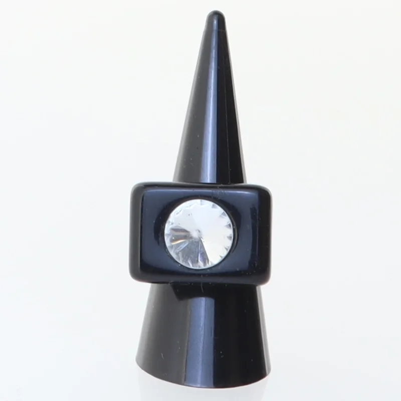 Plastik ring med dekorativ sten