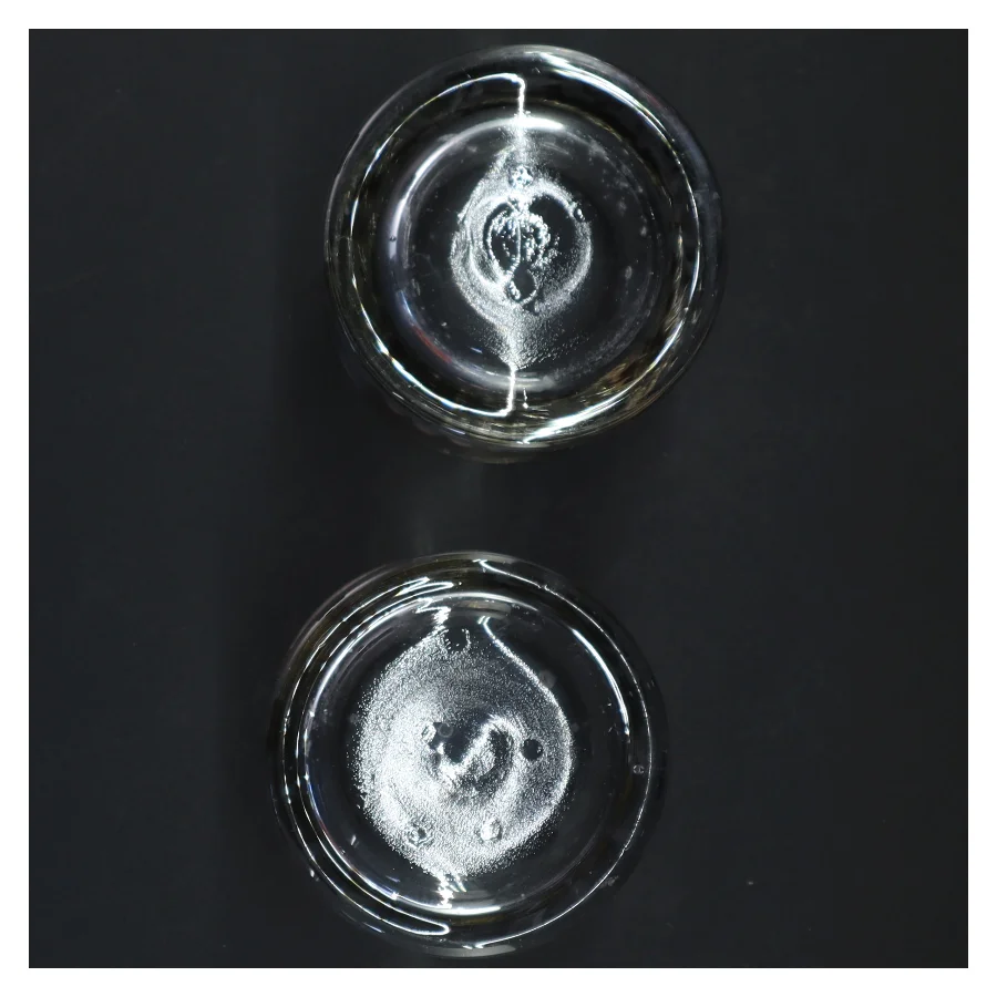 Glasvaser med sølvfarvet kant (str. 9 x 9,5 cm)