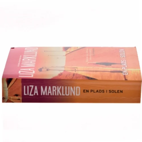 En plads i solen : krimi af Liza Marklund (Bog)