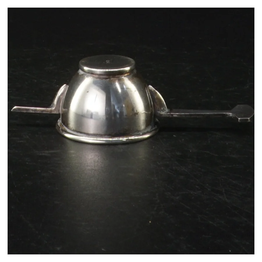 Sølvfarvet målebæger (str. Målebæger Længde, 11,5 cm. ø. 5 cm)