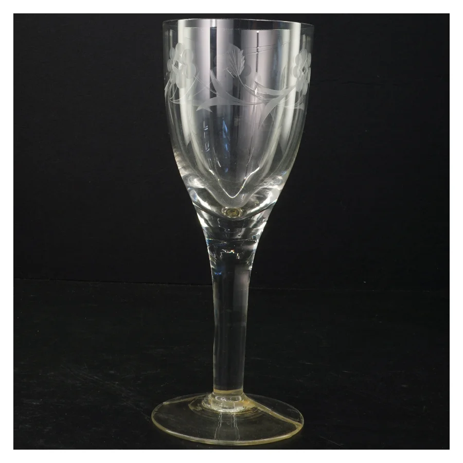 Stort glas med slebet mønster (str. 23 x 9 cm)