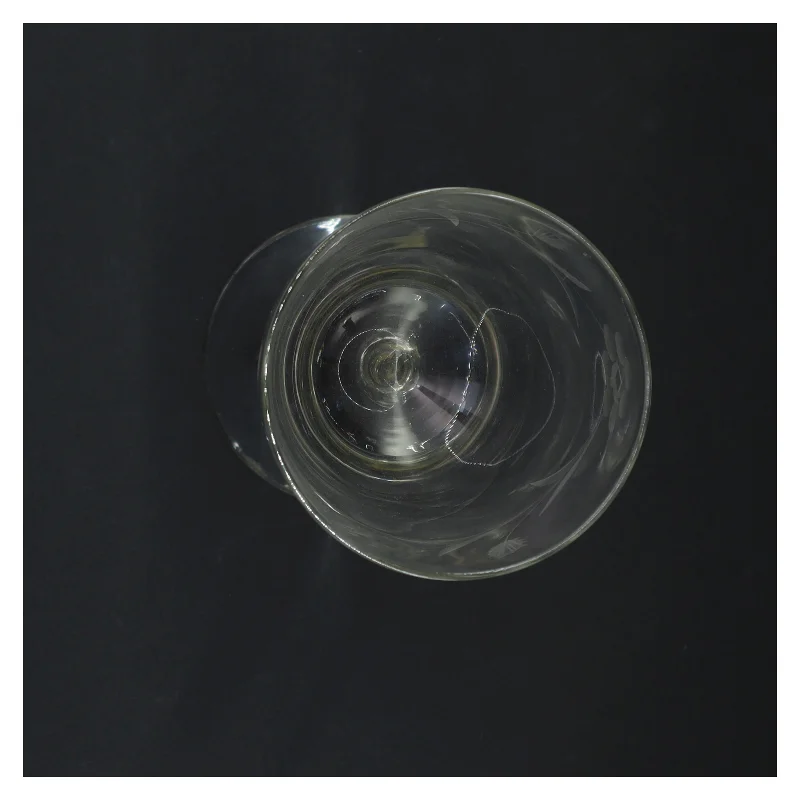 Stort glas med slebet mønster (str. 23 x 9 cm)