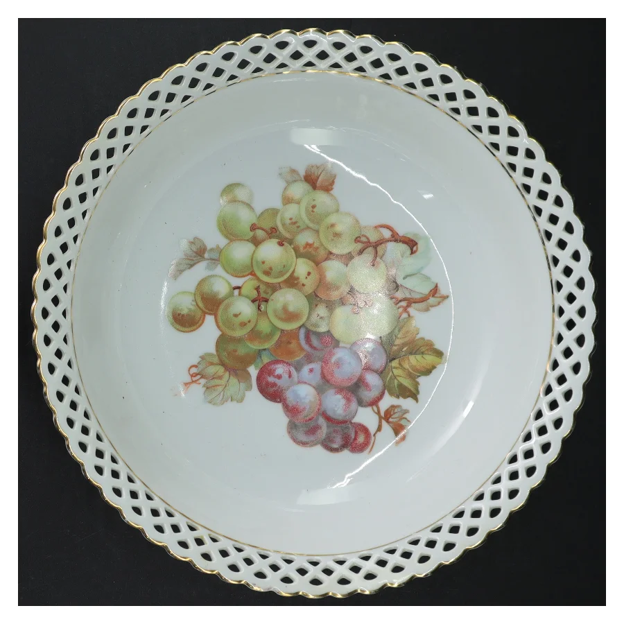 Porcelænsfad med frugtmotiv og gennembrudt kant   fra Bavaria (str. Ø. 25 cm)