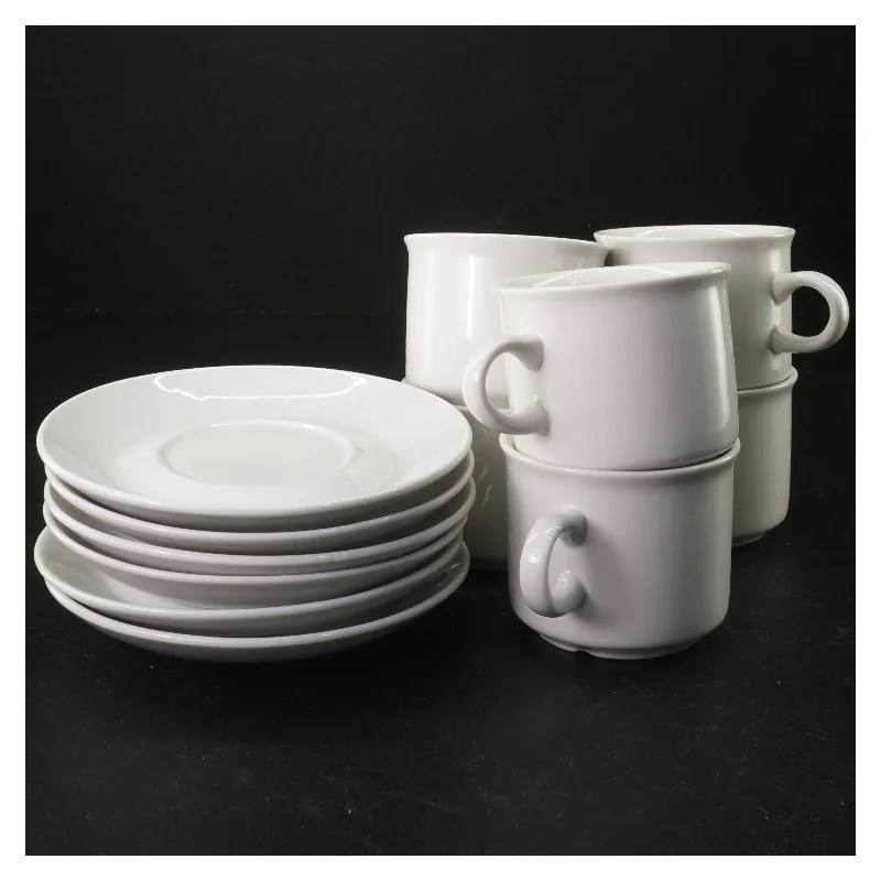 Hvidt porcelænsservice (str. Kop 8 x 6 cm. tallerken, 14 x 2,5 cm)