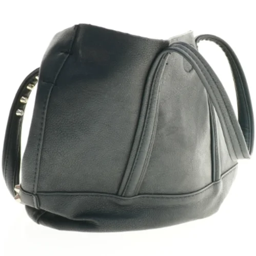 Sort taske med nitter (str. 32 x 24 x 11 cm)