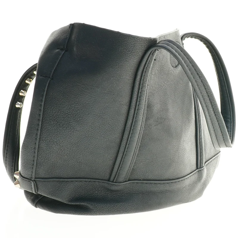 Sort taske med nitter (str. 32 x 24 x 11 cm)