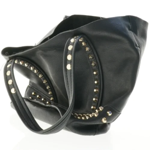 Sort taske med nitter (str. 32 x 24 x 11 cm)