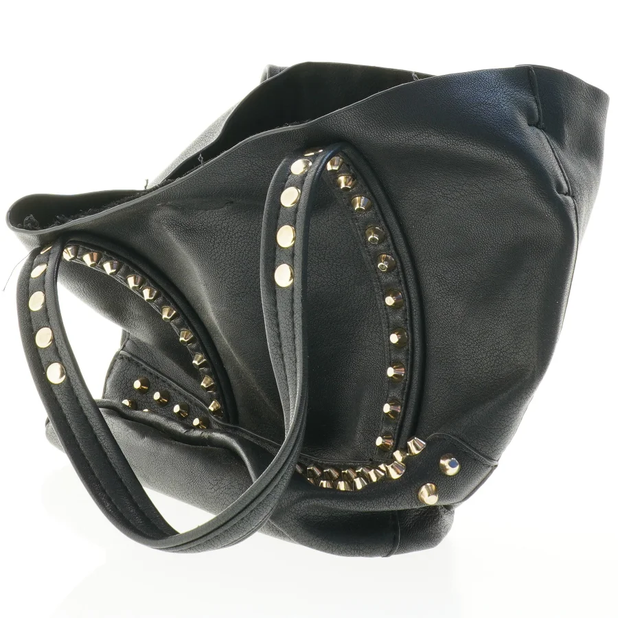 Sort taske med nitter (str. 32 x 24 x 11 cm)