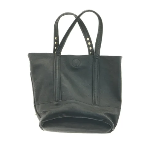 Sort taske med nitter (str. 32 x 24 x 11 cm)