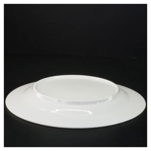 Hvide middagstallerkener med dekorativ kant (str. Diameter 26 cm)