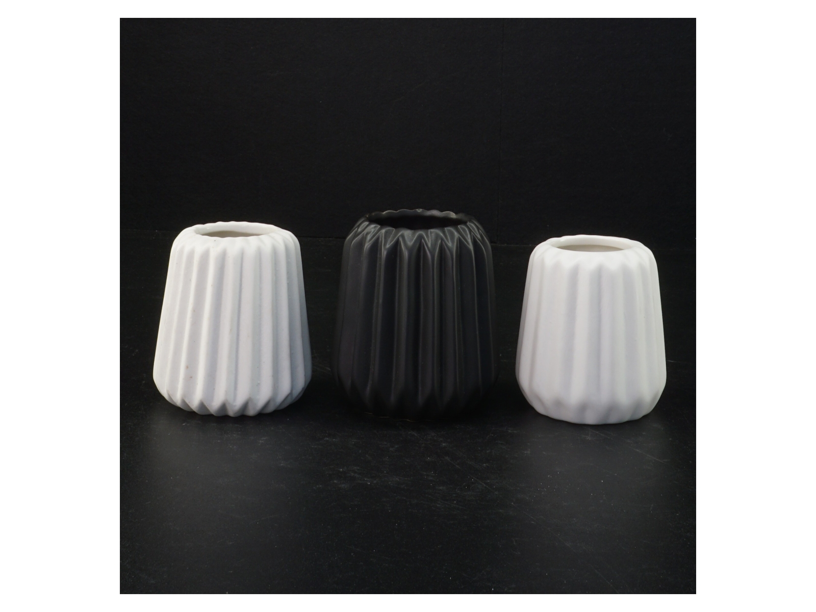 Keramikvaser i sort og hvid (str. 7,5 x 7 cm og, 7,7 x 7,5 cm og 8,5 x 8 cm)