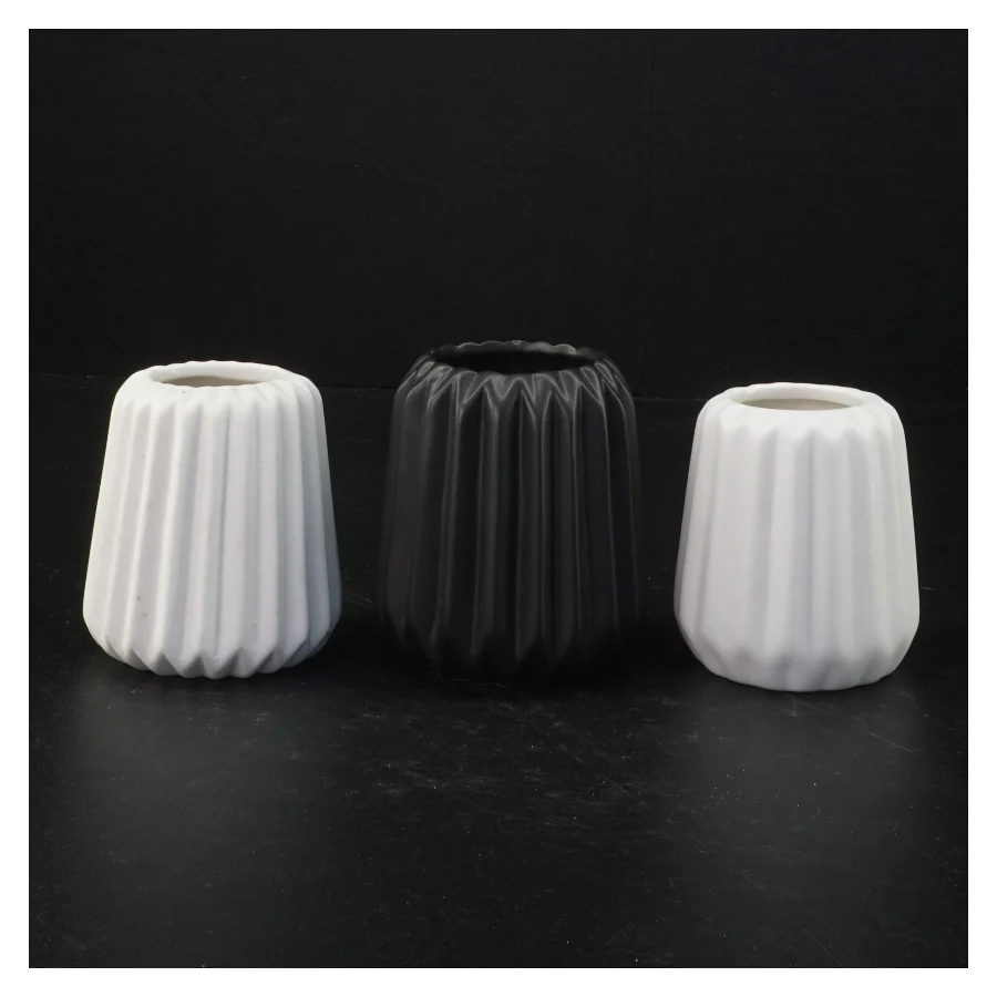 Keramikvaser i sort og hvid (str. 7,5 x 7 cm og, 7,7 x 7,5 cm og 8,5 x 8 cm)