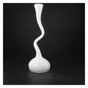 Elegant svinget vase fra Normann Copenhagen (str. 40x11 cm)