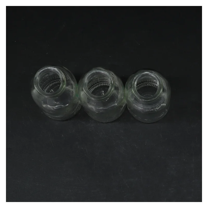 Tre glasflasker (str. 15x10 cm)